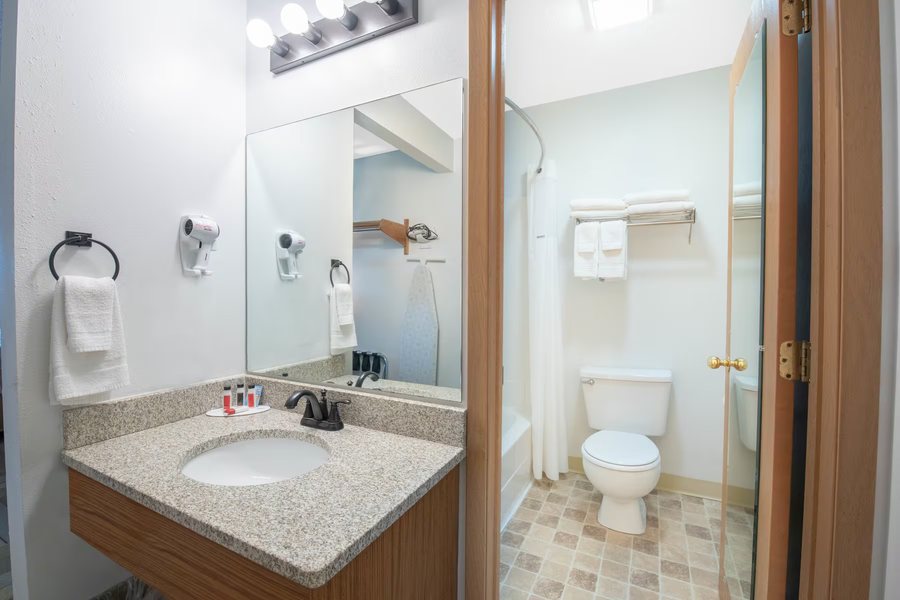 Baymont by Wyndham Spearfish — Bathroom