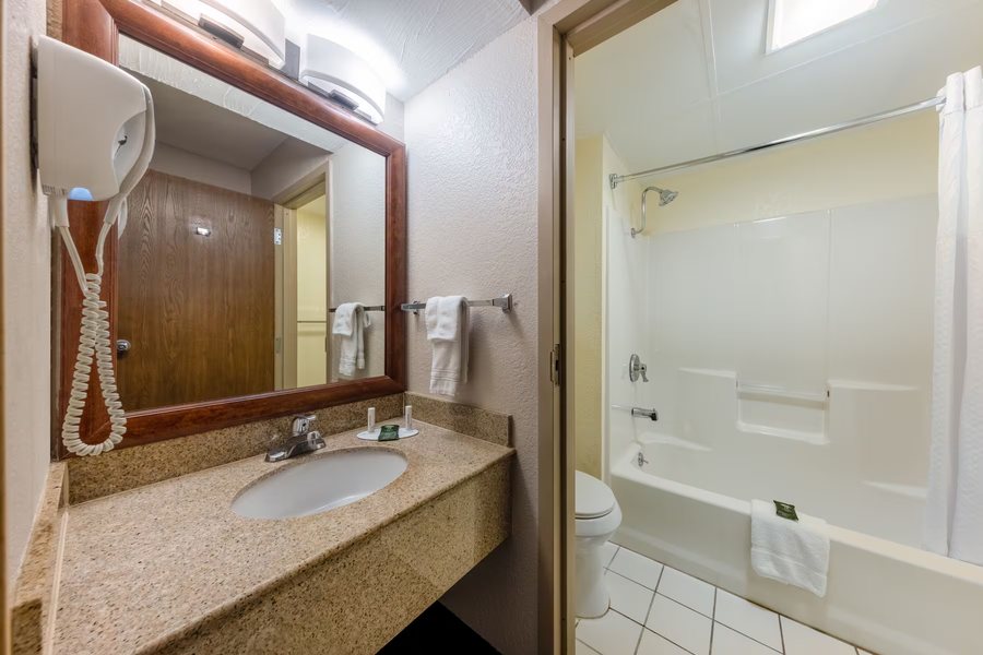 Baymont by Wyndham Springfield I 44 — Bathroom