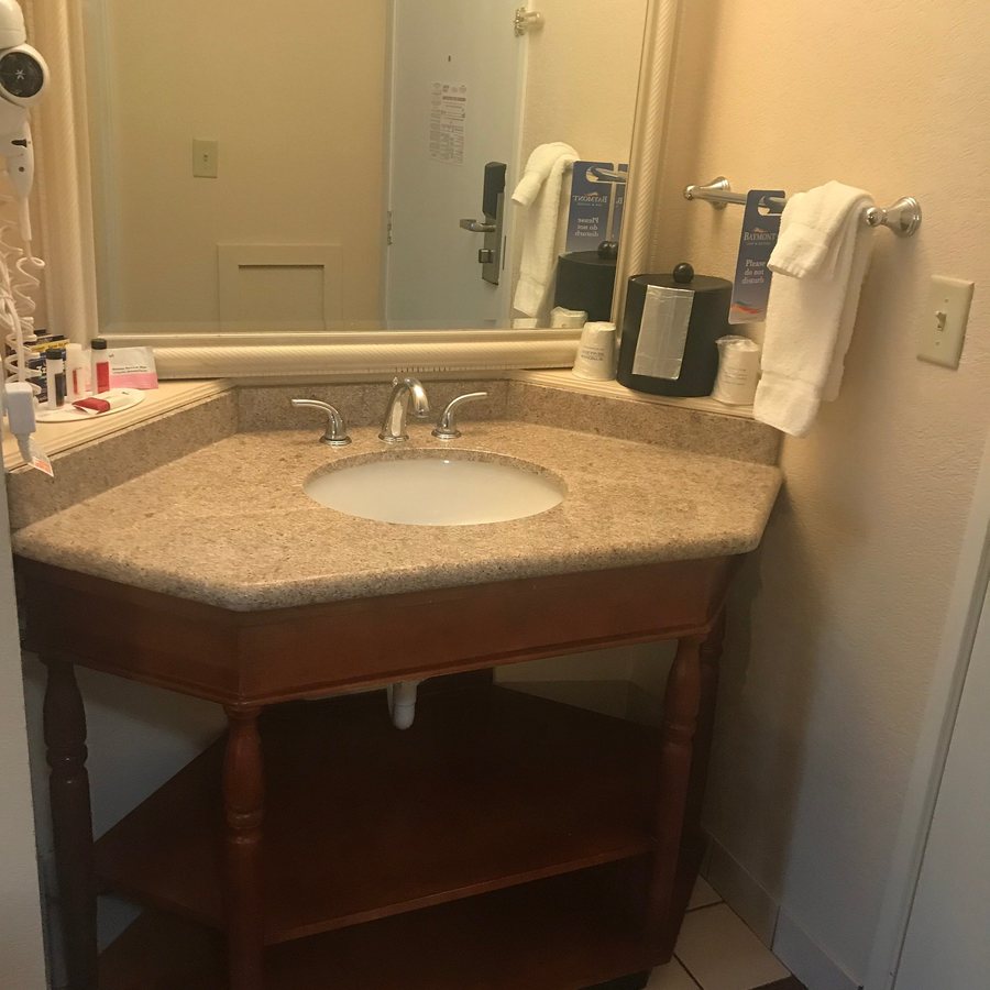 Baymont by Wyndham Stevens Point — Bathroom