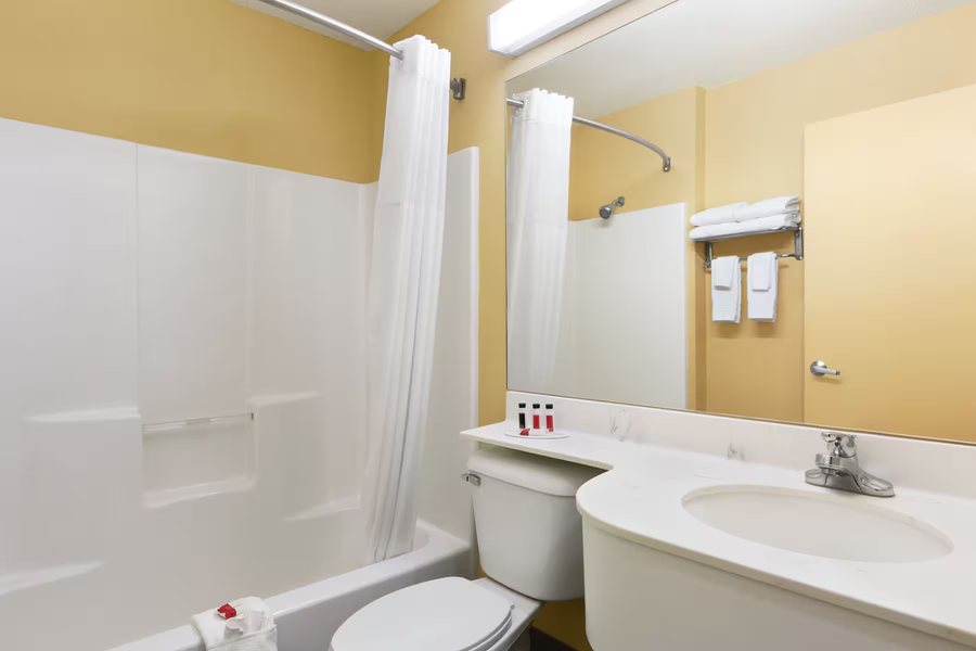Baymont by Wyndham Thomasville — Bathroom