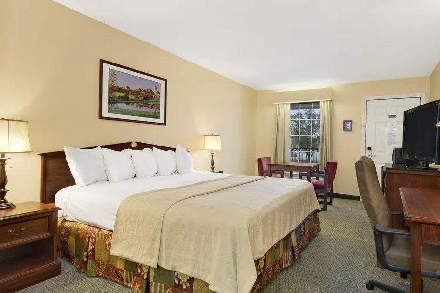 Baymont by Wyndham Thomasville — Guest room