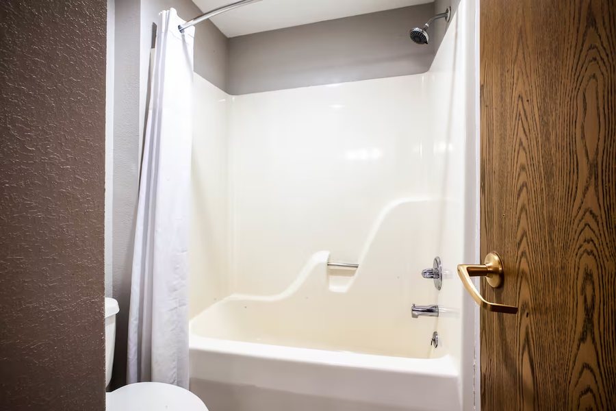 Baymont by Wyndham Traverse City — Bathroom