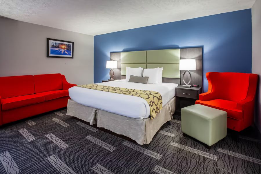 Baymont by Wyndham Traverse City — Guest room