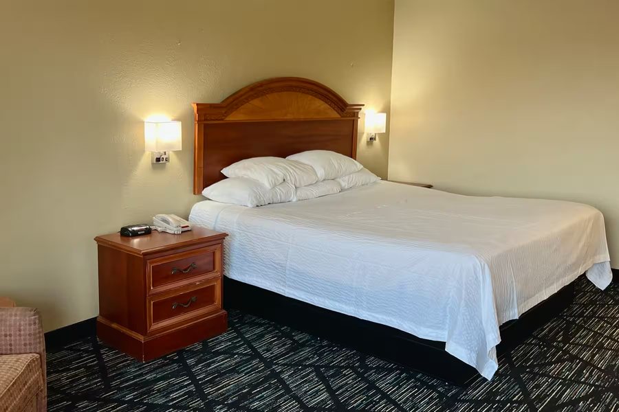 Baymont by Wyndham Troy — Guest room