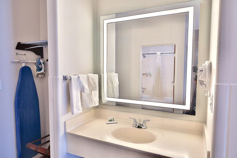 Baymont By Wyndham Tucson Airport — Bathroom