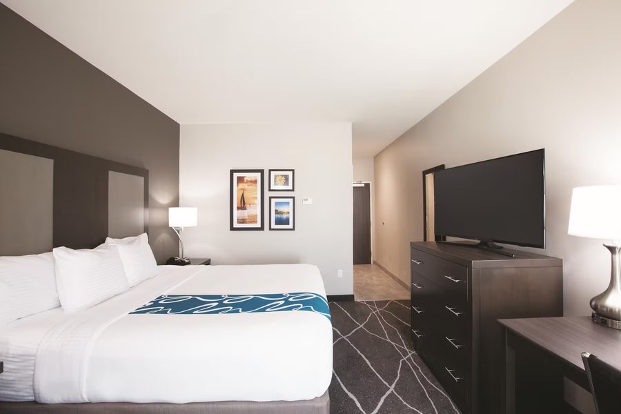 Baymont by Wyndham Tulsa Broken Arrow — Guest room