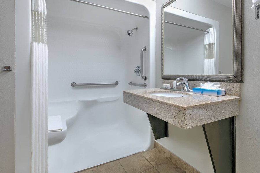 Baymont by Wyndham Tulsa — Bathroom