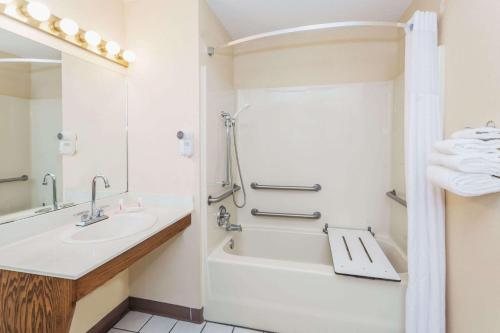 Baymont by Wyndham Valdosta at Valdosta Mall — Bathroom