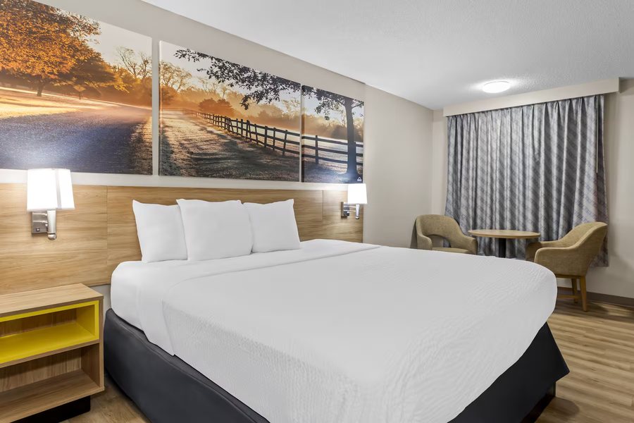 Baymont by Wyndham Valdosta at Valdosta Mall — Guest room