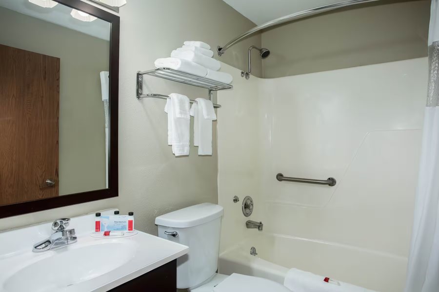 Baymont by Wyndham Wahpeton — Bathroom
