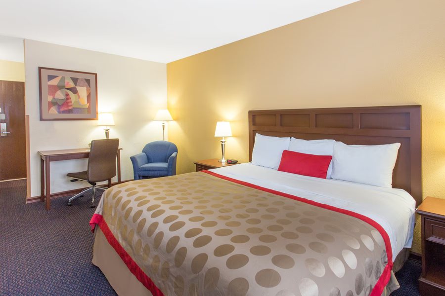 Baymont by Wyndham Waukesha — Guest room
