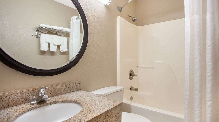 Baymont by Wyndham Waycross — Bathroom