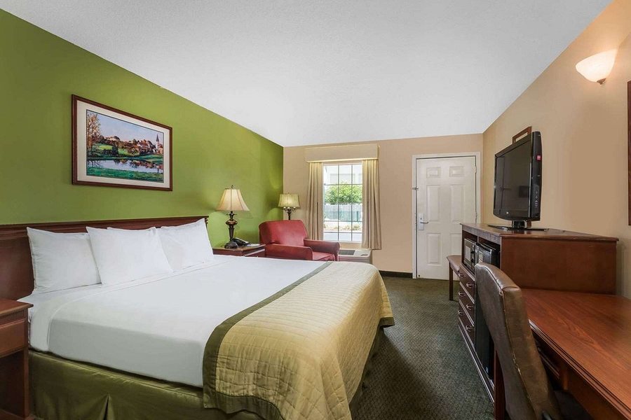 Baymont by Wyndham Waycross — Guest room