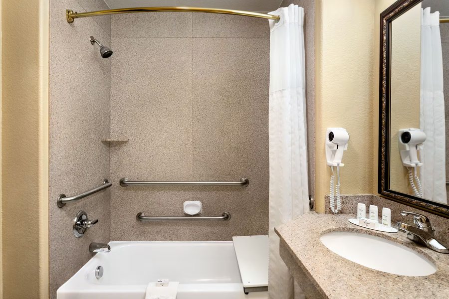 Baymont by Wyndham Wichita Falls — Bathroom