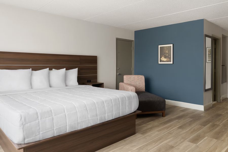 Baymont by Wyndham Williamsburg — Guest room