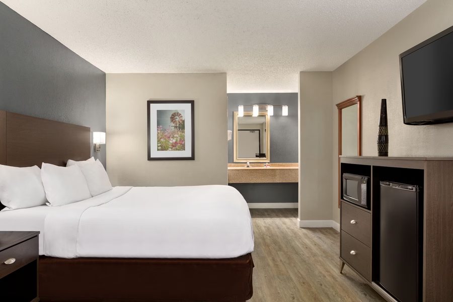Baymont by Wyndham Wilmington — Guest room