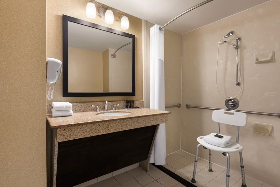 Baymont by Wyndham Wilmington — Bathroom