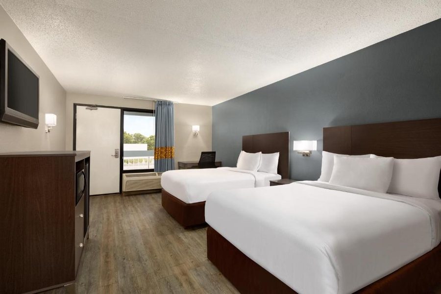 Baymont by Wyndham Wilmington — Guest room