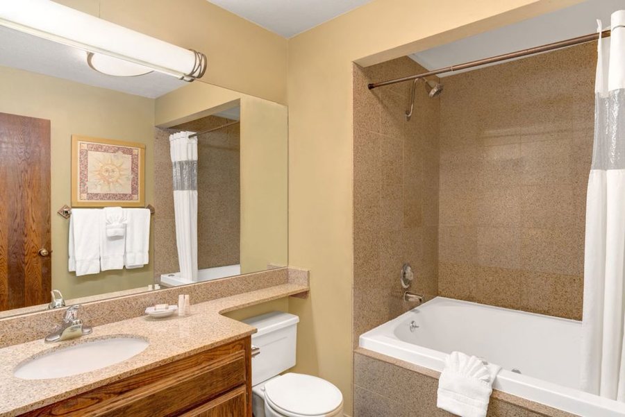 Baymont by Wyndham Yakima Riverfront — Bathroom