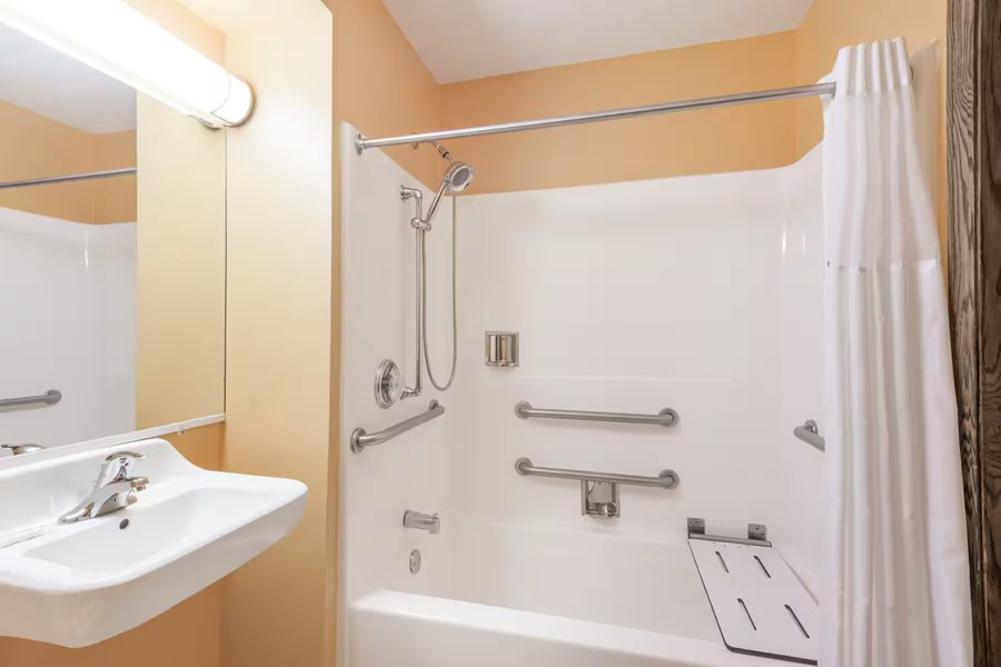 Baymont by Wyndham Youngstown — Bathroom