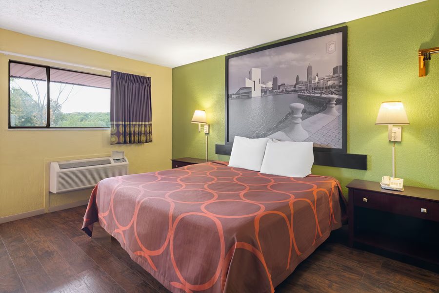 Baymont by Wyndham Youngstown — Guest room