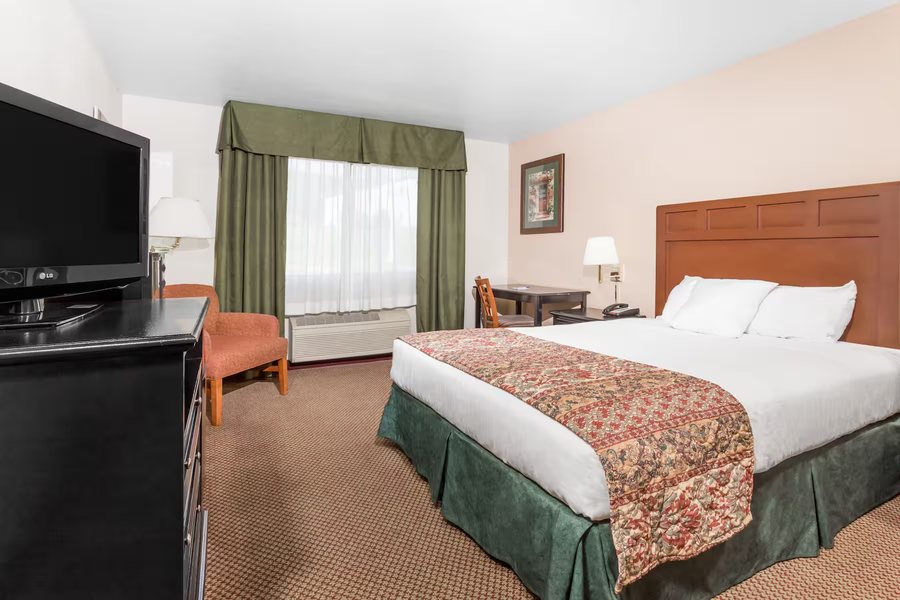 Baymont by Wyndham Yreka — Guest room