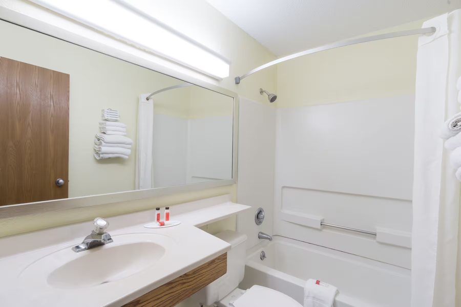 Baymont I S Zanesville — Bathroom