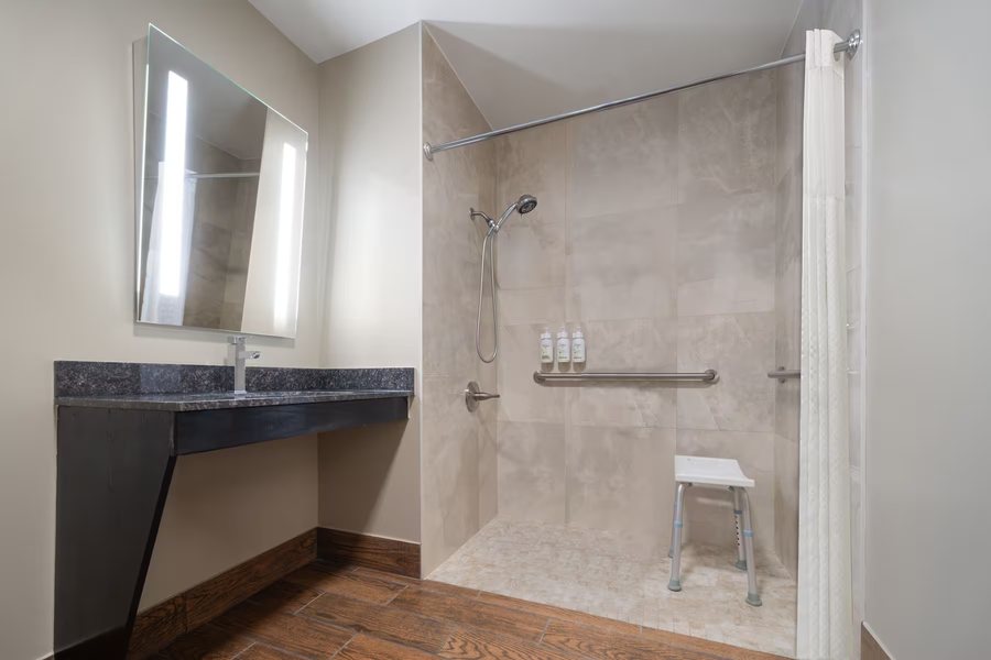 Baymont inn By Wyndham Commerce GA Next to Tanger Outlet Mall — Bathroom