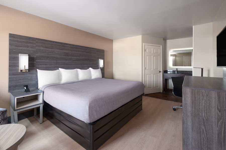 Baymont inn By Wyndham Commerce GA Next to Tanger Outlet Mall — Guest room