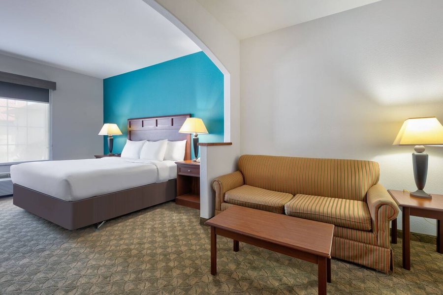 Baymont Inn Suites by Wyndham Glen Rose — Guest room