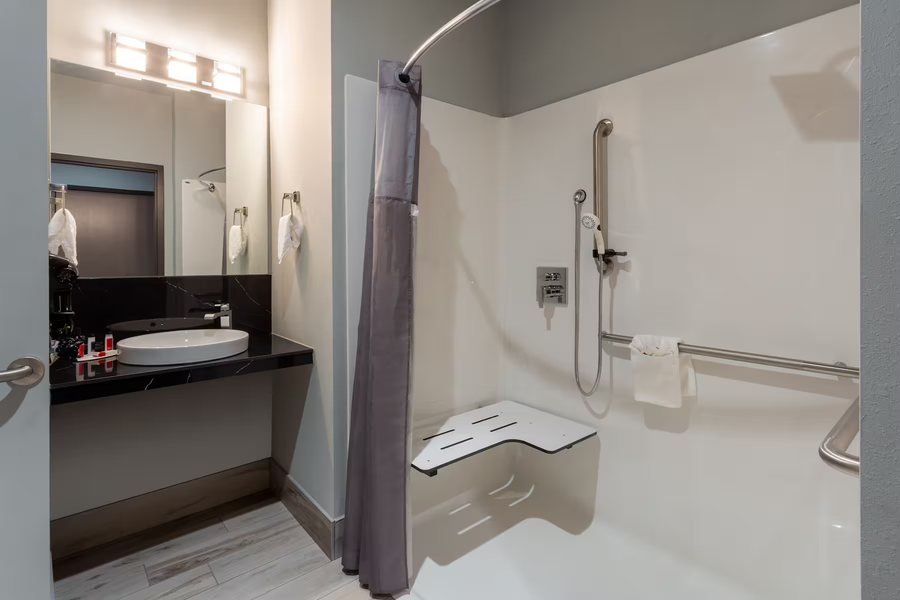 Baymont Inn Suites by Wyndham Madison — Bathroom