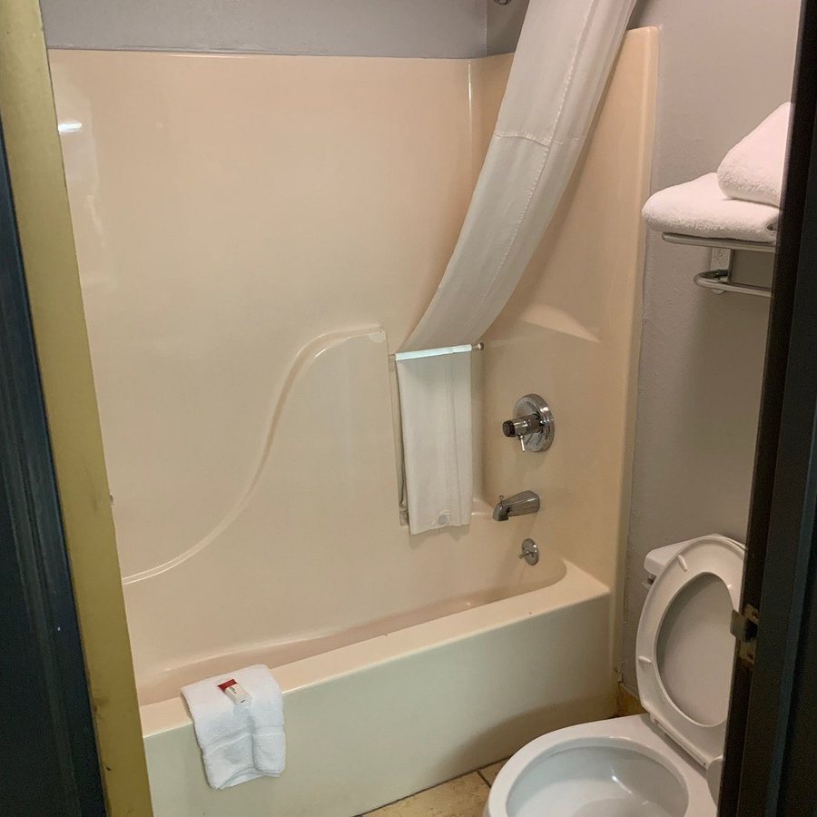 Baymont Inn Suites by Wyndham San Marcos Outlet Malls — Bathroom