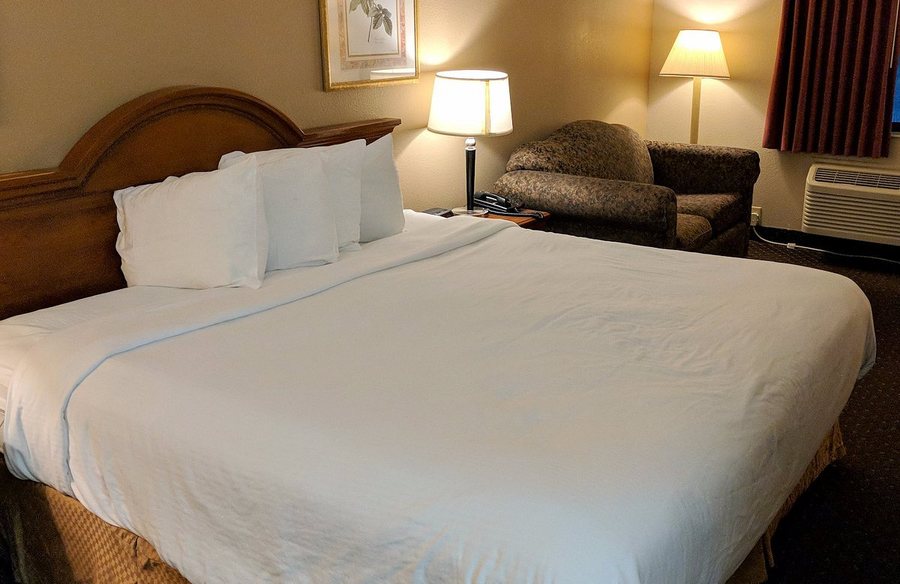 Baymont Inn Suites by Wyndham San Marcos Outlet Malls — Guest room