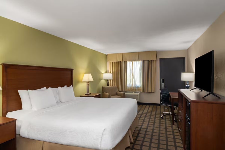 Baymont Inn Suites Oacoma — Guest room