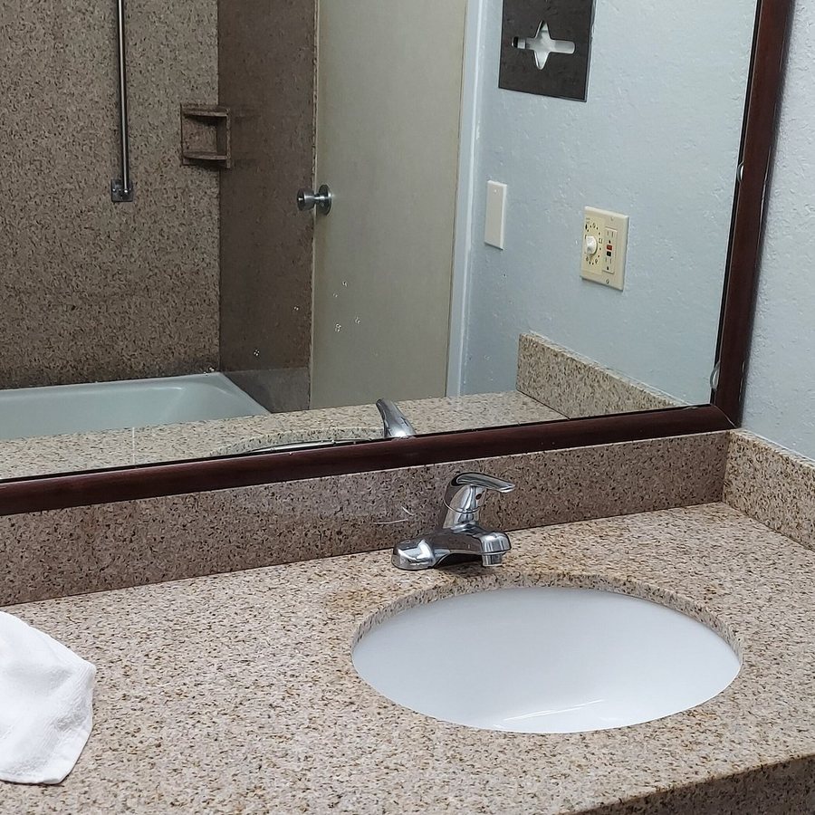 Baymont Inn Suites Queensbury Lake George — Bathroom