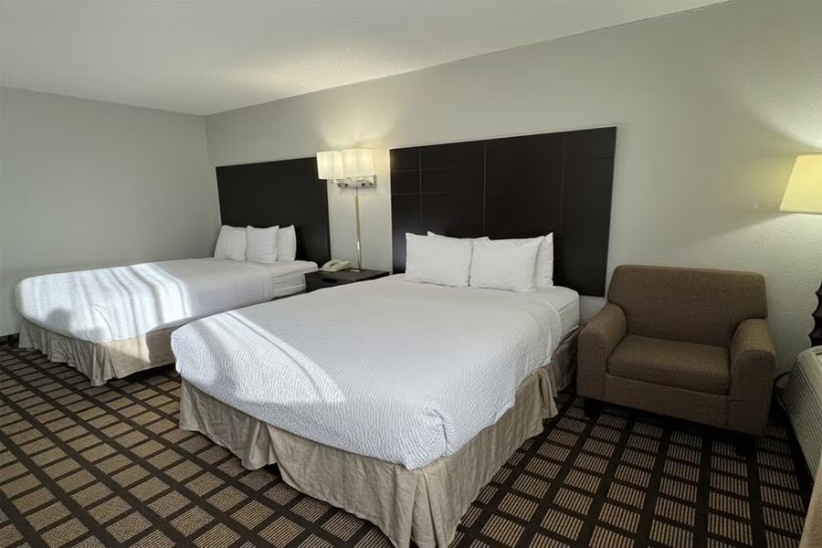 Baymont Inn Suites Queensbury Lake George — Guest room