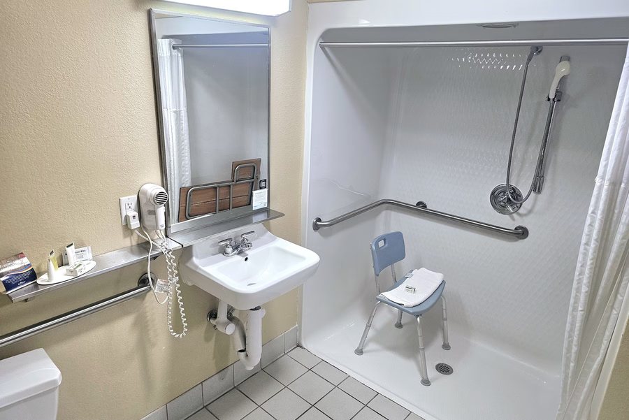 Baymont Inn Suites — Bathroom