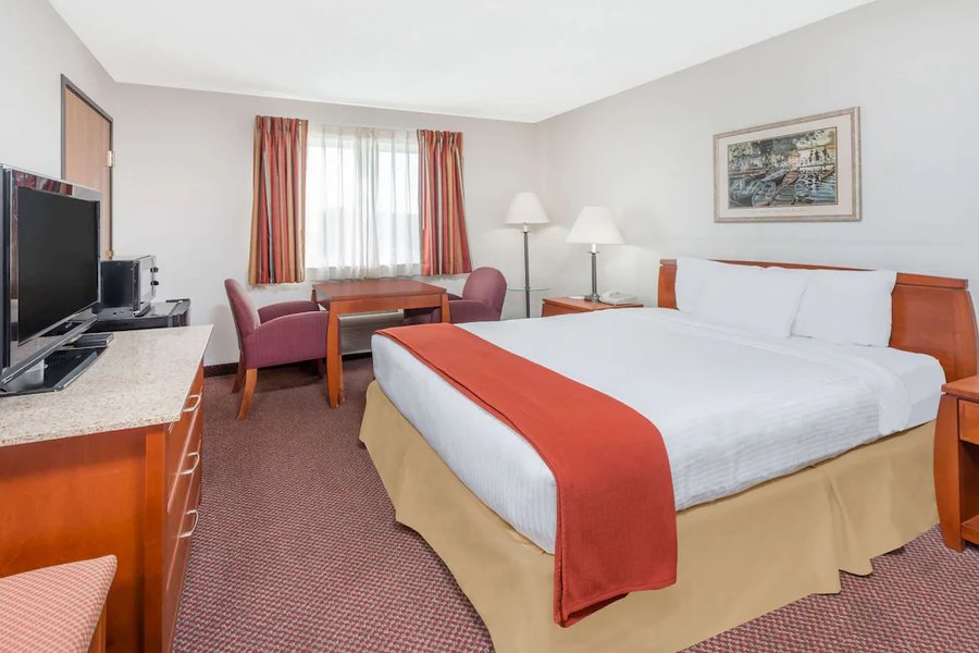 Baymont Inn Suites — Guest room