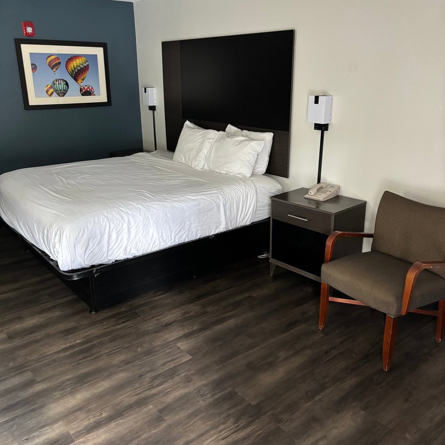 Baymont Inn Suites Tallahassee — Guest room