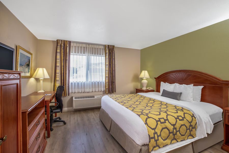 Baymont Inn Suites Tehachapi — Guest room