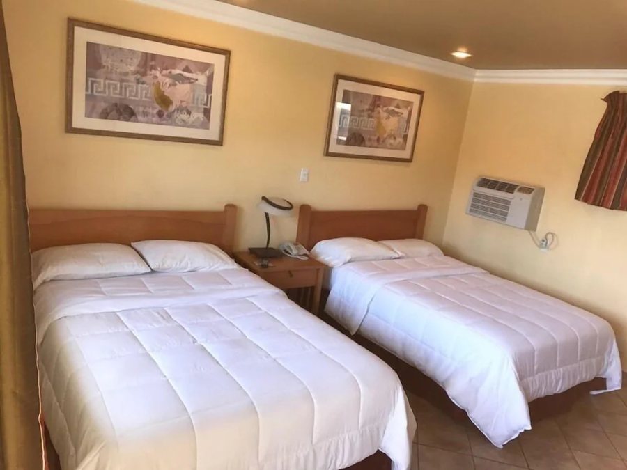 Bayshore Inn Motel — Guest room