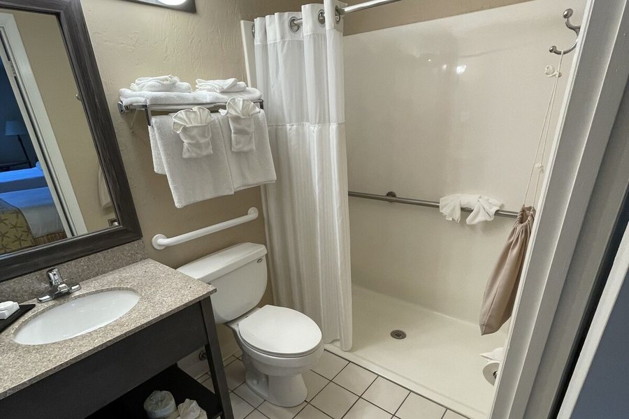 Bayside Resort Hotel — Bathroom