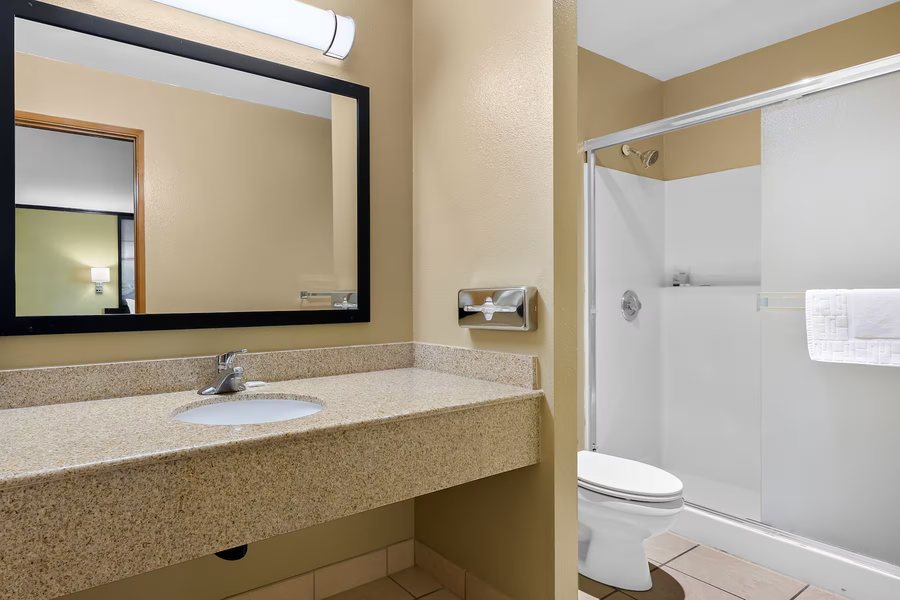 Bayview Inn Crescent City California — Bathroom