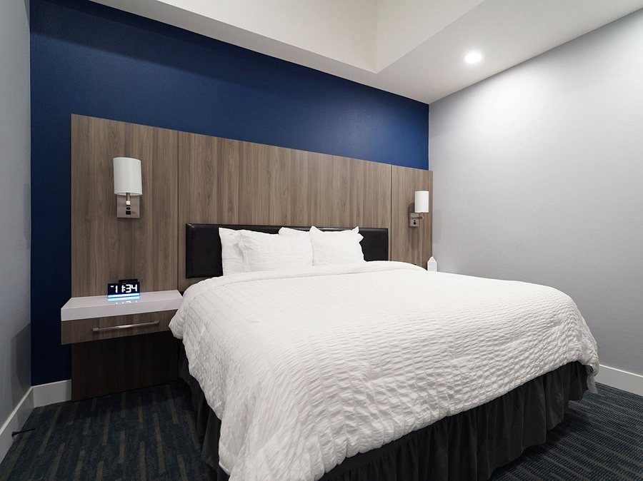 BayVue Hotel Resort Suites — Guest room