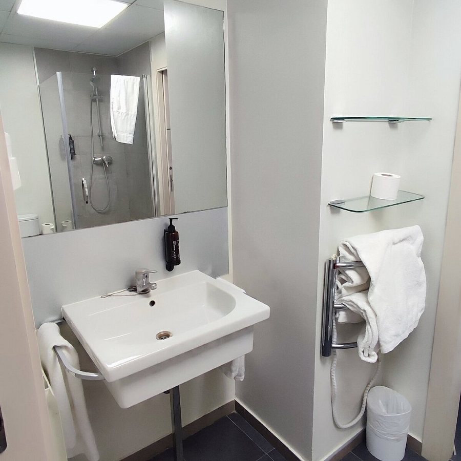 BCN Montjuic — Bathroom