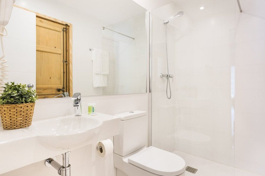 BcnStop Parc Guell Barcelona Catalonia — Bathroom