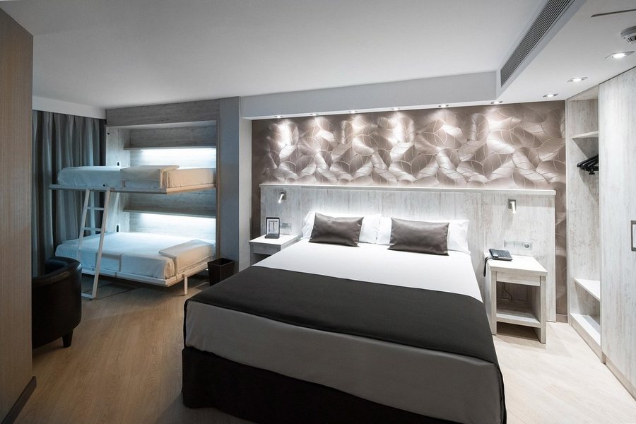 BcnStop Sagrada Familia Barcelona Catalonia — Guest room