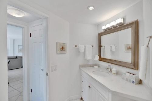 Beach Aqualina Apartments — Bathroom