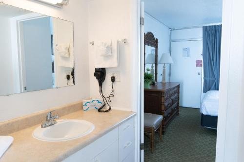Beach Club at Montego Inn — Bathroom
