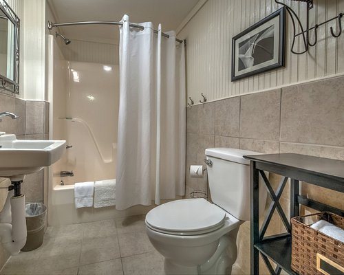 Beach Cottage Inn — Bathroom